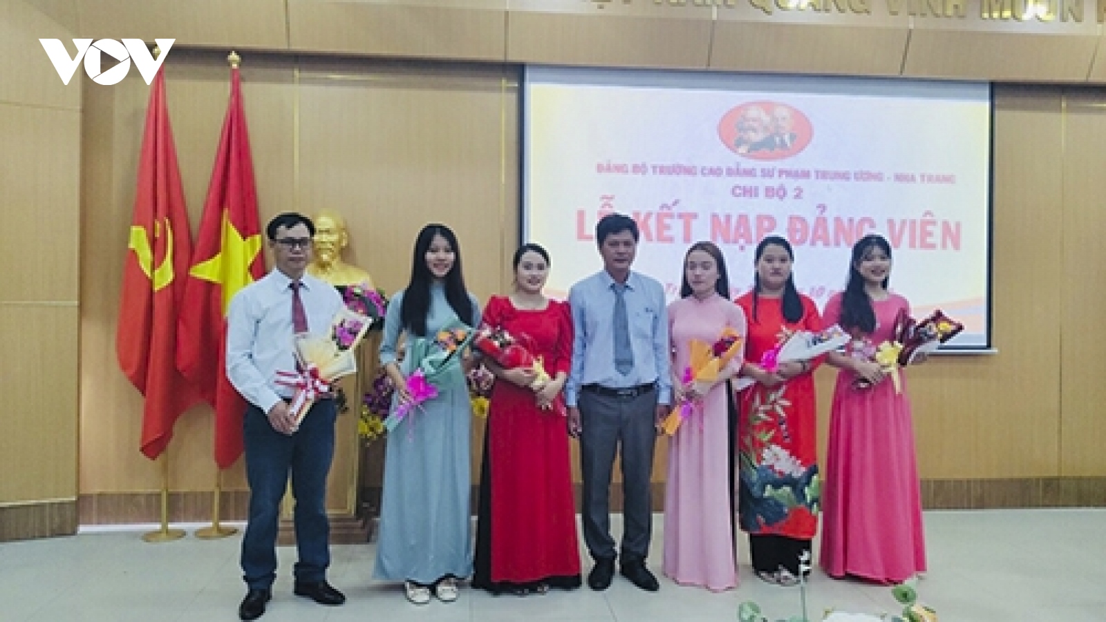 Kết nạp sinh viên vào Đảng, cách làm mới ở Khánh Hòa